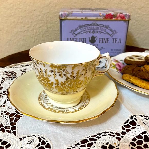 Vintage Vale Pale Yellow & Gold Tea Cup & Saucer ☕️